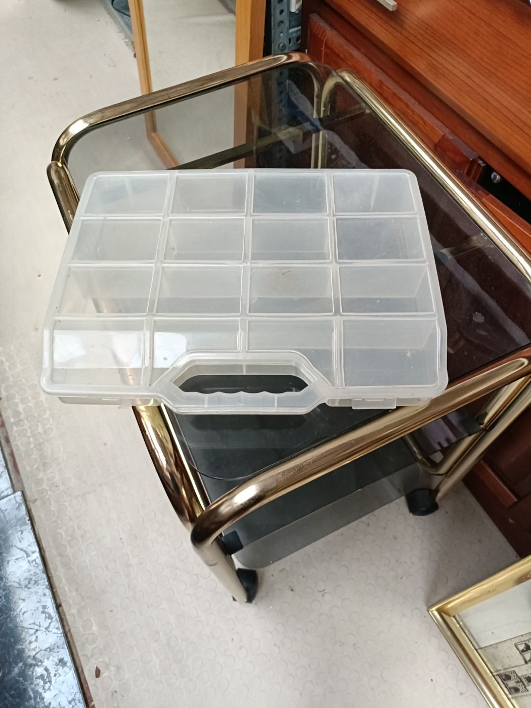 Caja organizadora transparente con compartimentos pequeños