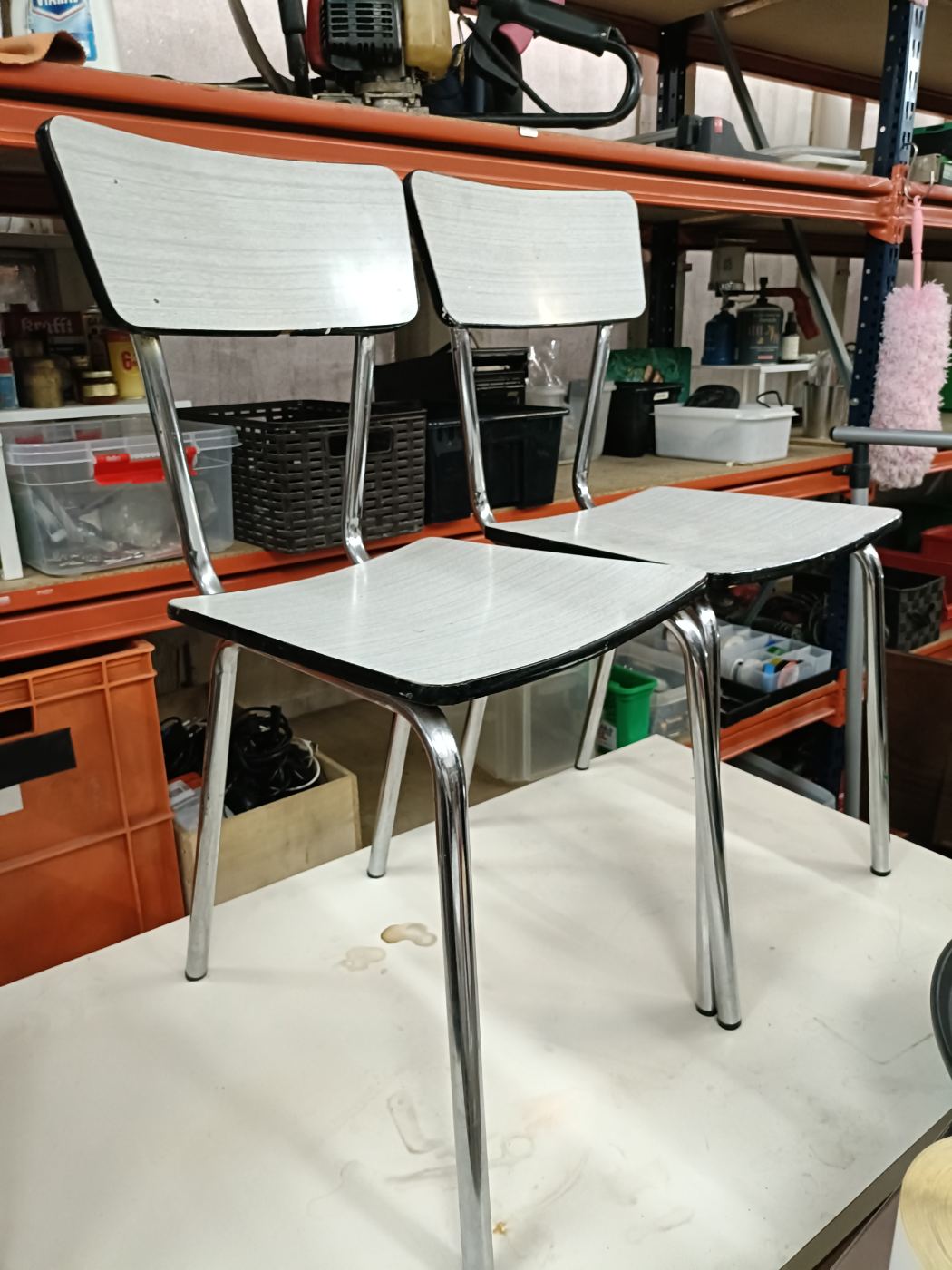 Silla metálica con asiento y respaldo claros, pack de 2