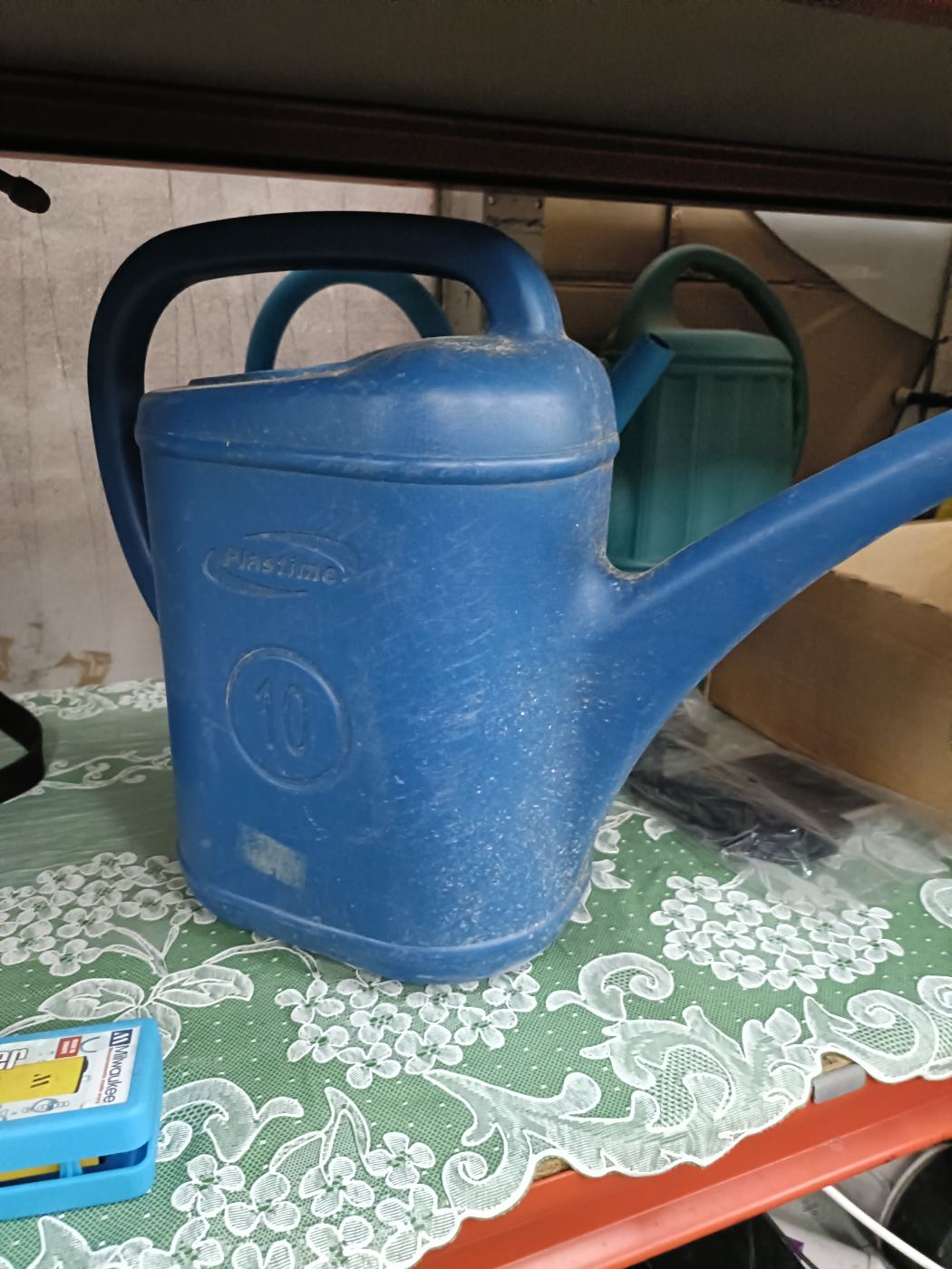 Regadera de plástico azul para jardín o plantas