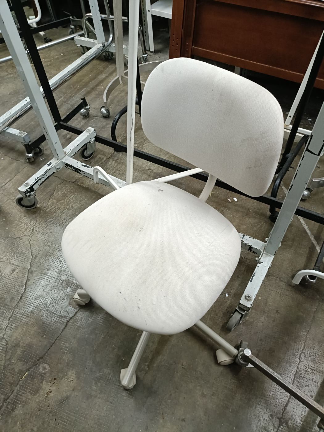 Silla de oficina blanca sobre ruedas