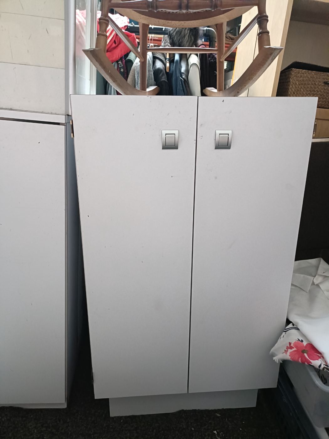 Mueble de oficina blanco con dos puertas