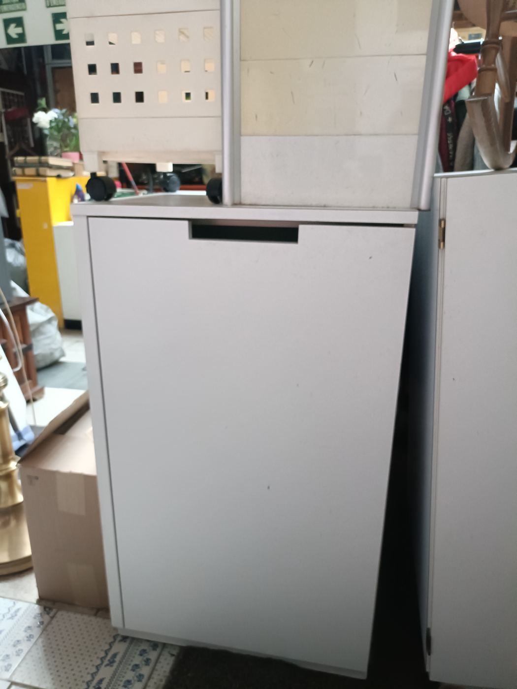Mueble de oficina blanco con puerta y espacio guarda objetos