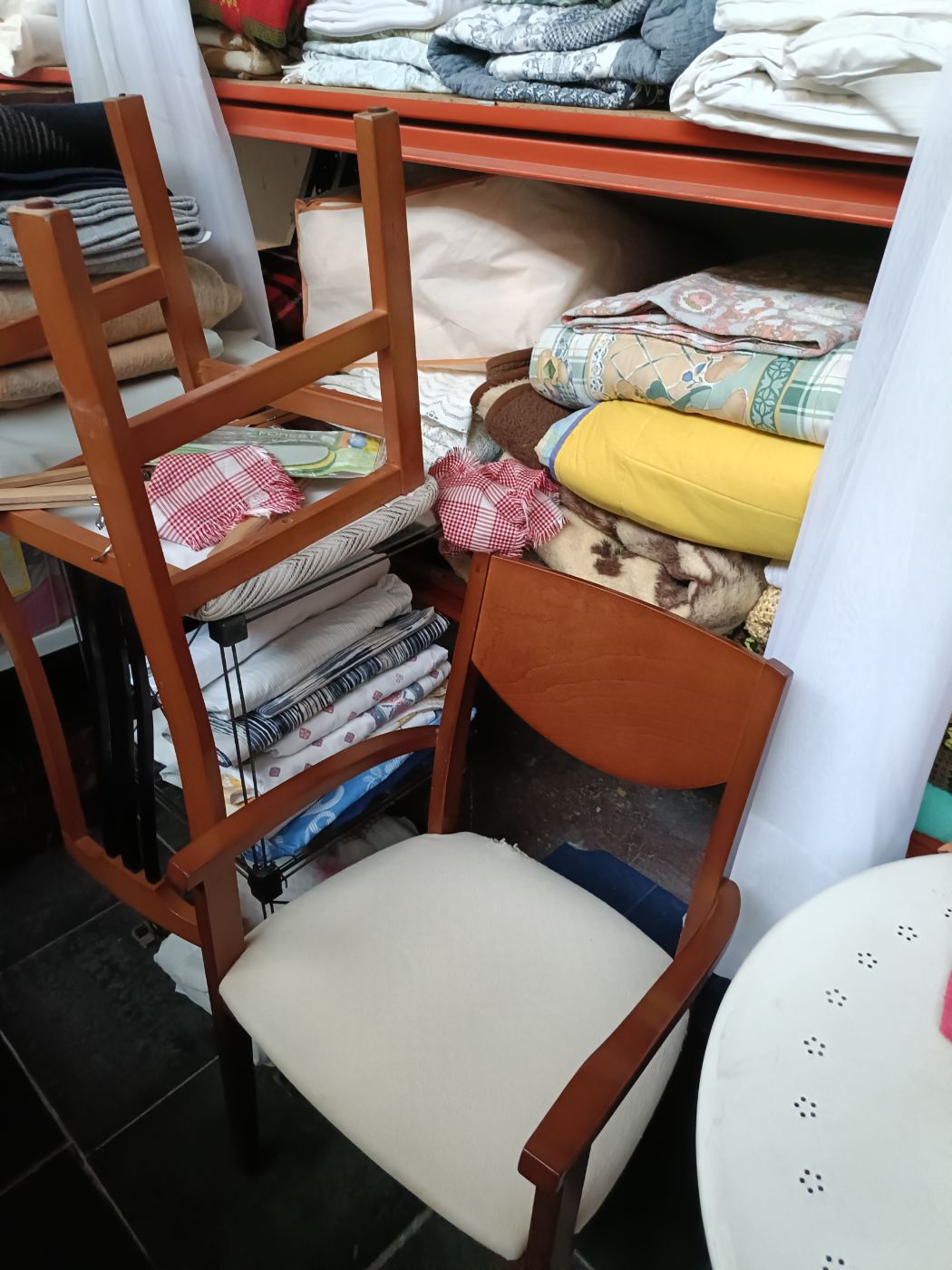 Sábanas variadas apiladas para uso doméstico