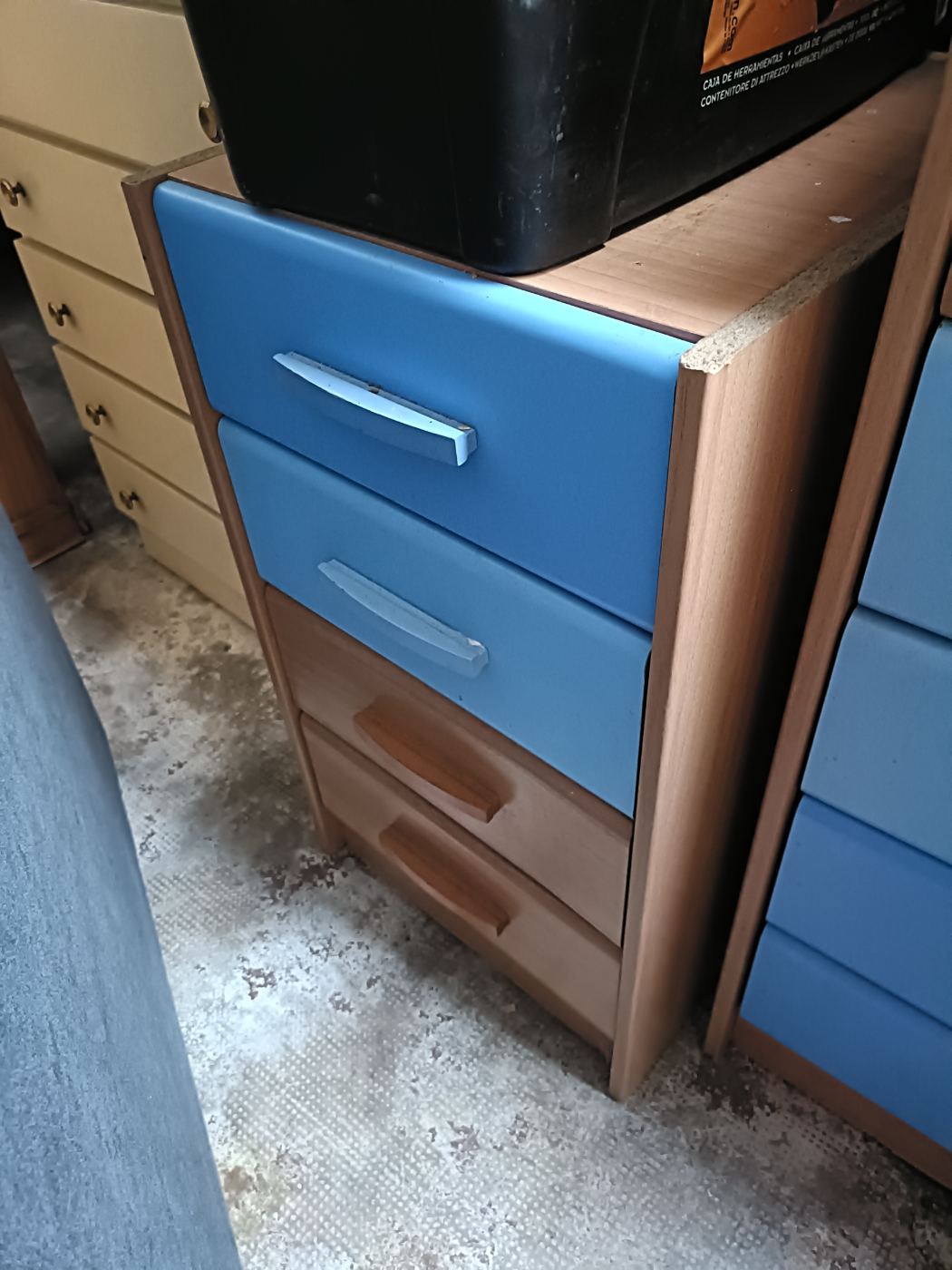 Mueble cajones pequeño con frontal azul y madera