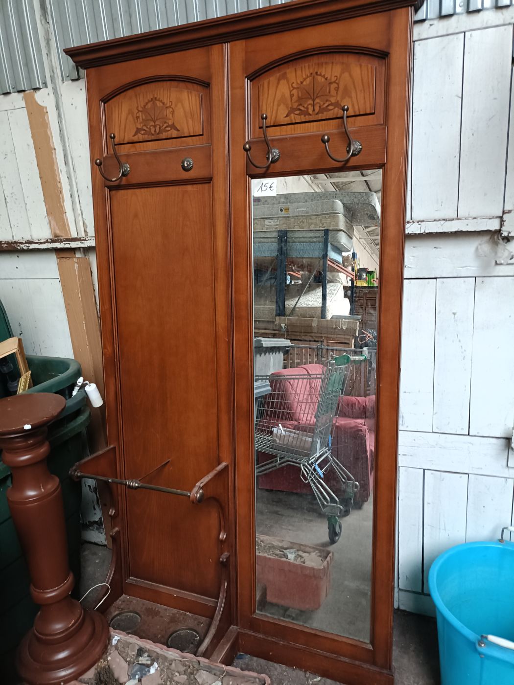 Mueble recibidor clásico con espejo y perchero