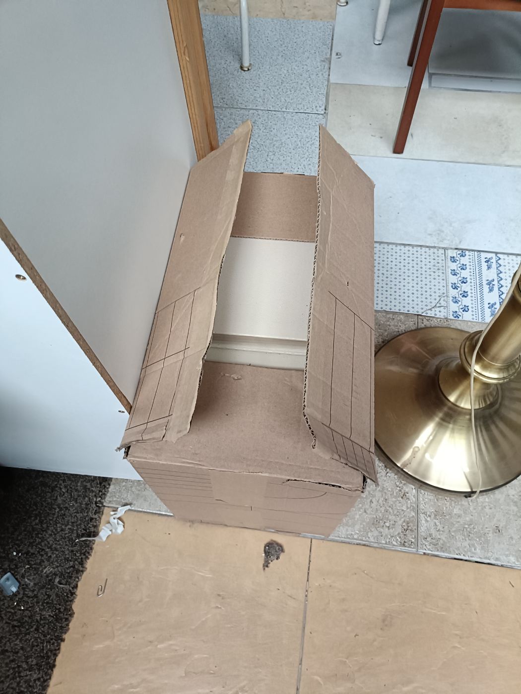 Caja de cartón para almacenamiento o transporte
