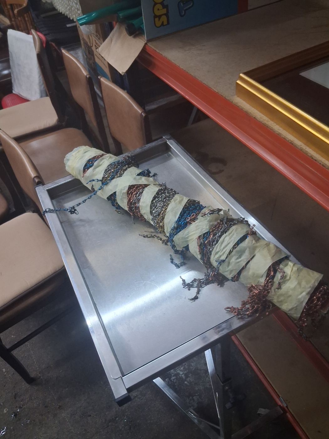 Persiana de aluminio enrollada con cadenas