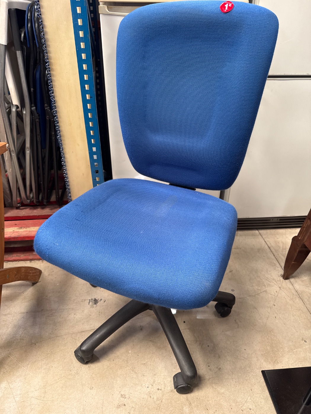 Silla de oficina azul con ruedas