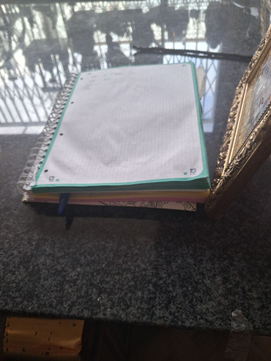 Libreta de espiral con hojas cuadriculadas y perforadas