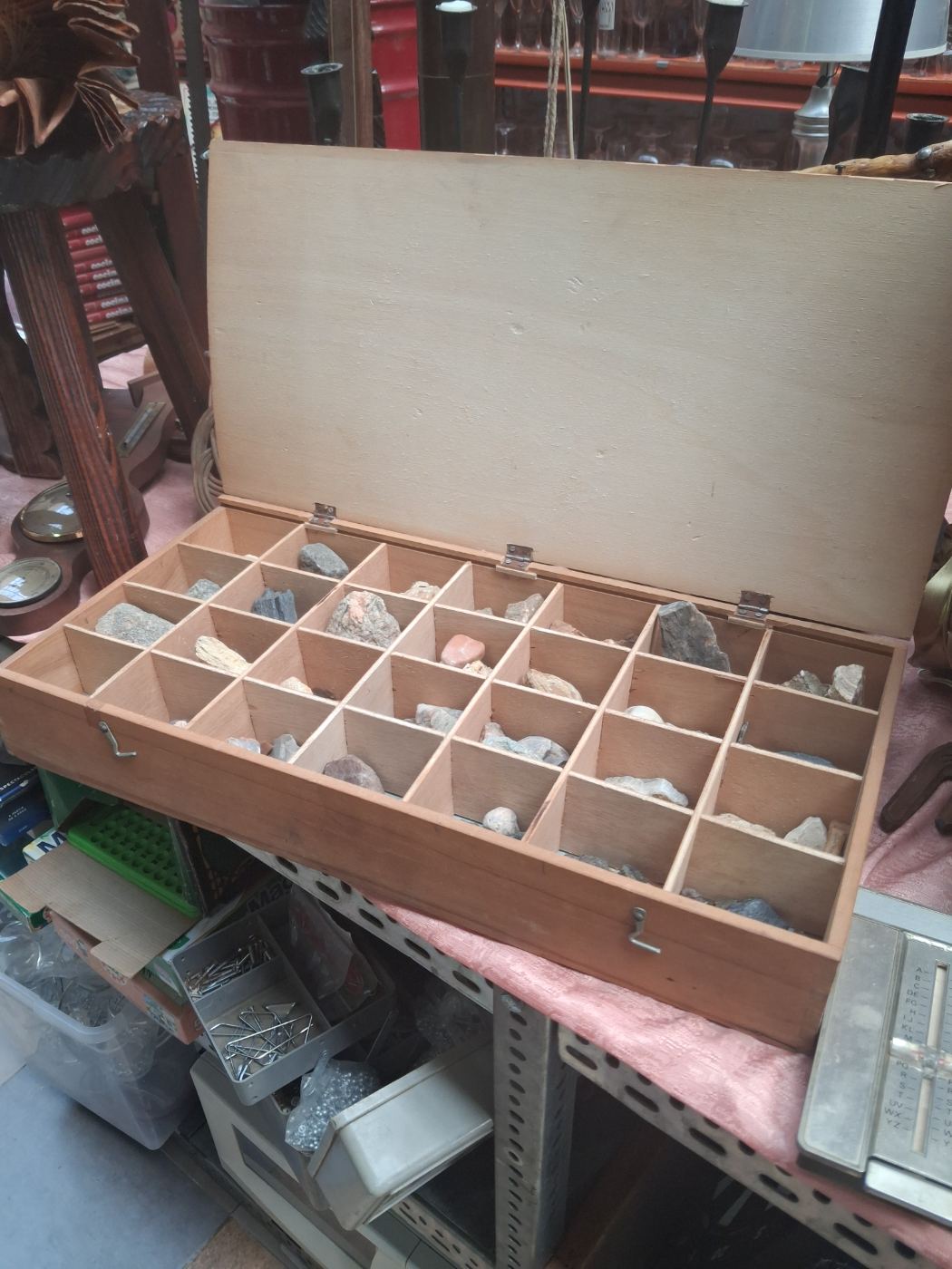 Caja de madera con minerales y piedras variadas